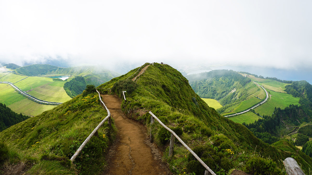 A path leading to the blind summit of a steep hill